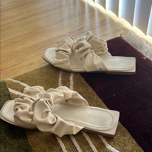Cream Square-Toe Ruched Sandals - Picture 4 of 6